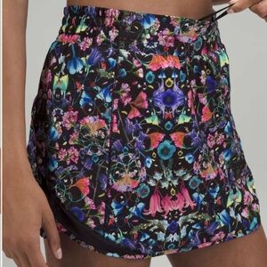 Lululemon Hotty Hot High-Rise Skirt in Flowerscope Black Multi / Black